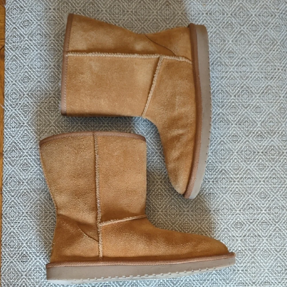 UGG Short Chestnut Suede Boots With Plush Lining